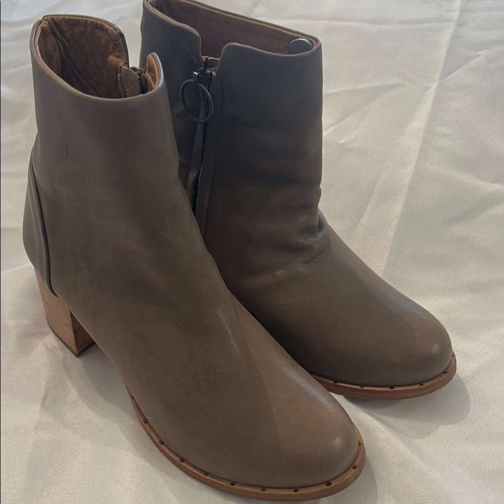 Beek Women's Brown Ankle Boots